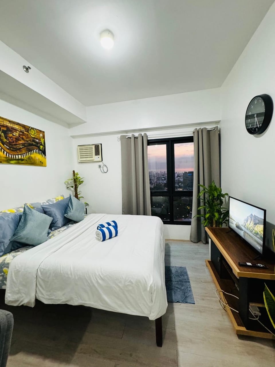Bed, TV and multimedia, Bedroom