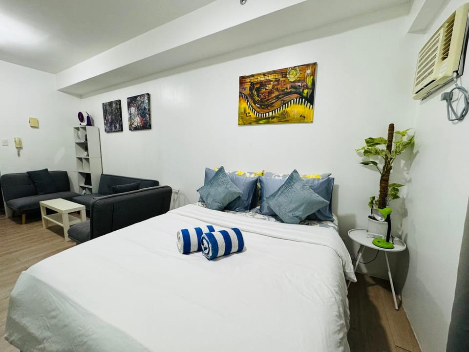 Bed, TV and multimedia, Living room, Photo of the whole room, Seating area, Bedroom, towels, air conditioner
