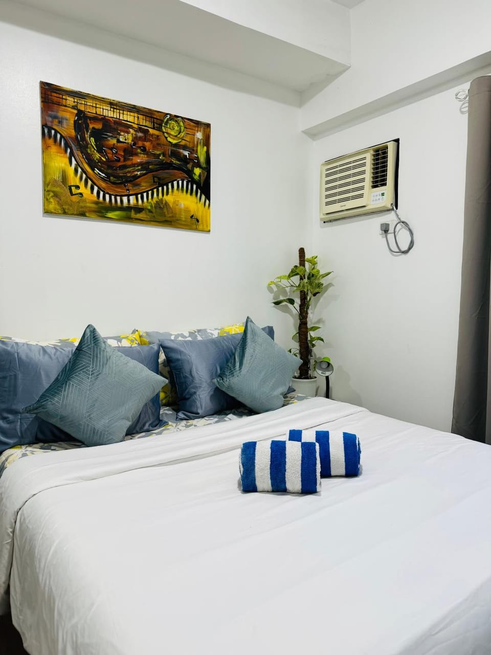 Bed, Bedroom, towels, air conditioner