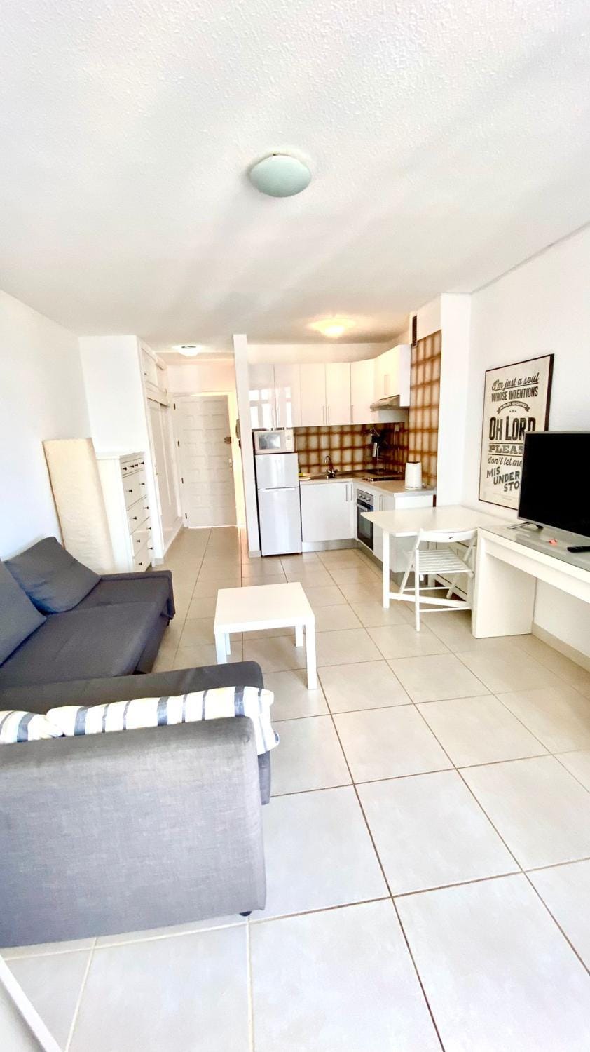 Lovely Studio Los Cristianos WIFI, Cable TV, Pool Apartment in Los Cristianos