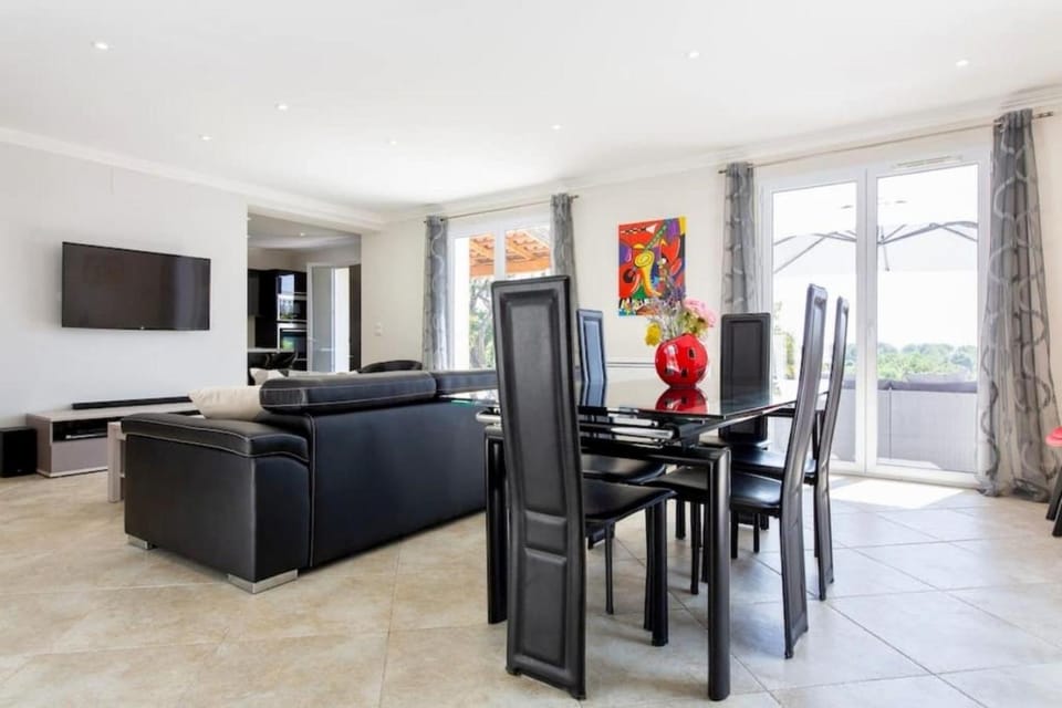 Communal lounge/ TV room, TV and multimedia, Dining area