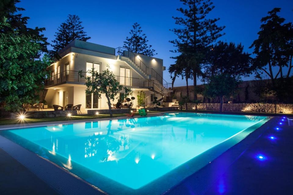 Property building, Night, Garden, Solarium, View (from property/room), Balcony/Terrace, Garden view, Pool view, Pool view, Swimming pool, Swimming pool, Swimming pool, heating, heating, sunbed