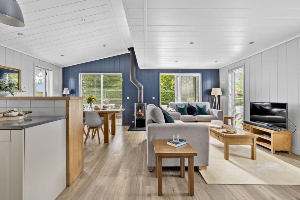 TV and multimedia, Kitchen or kitchenette, Living room, Seating area, Dining area, fireplace