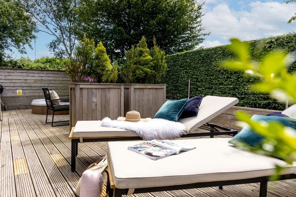 Garden, Hot Tub, sunbed, towels