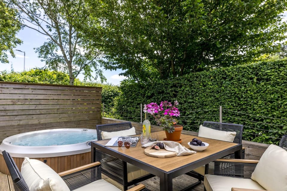 Garden, Hot Tub, Dining area