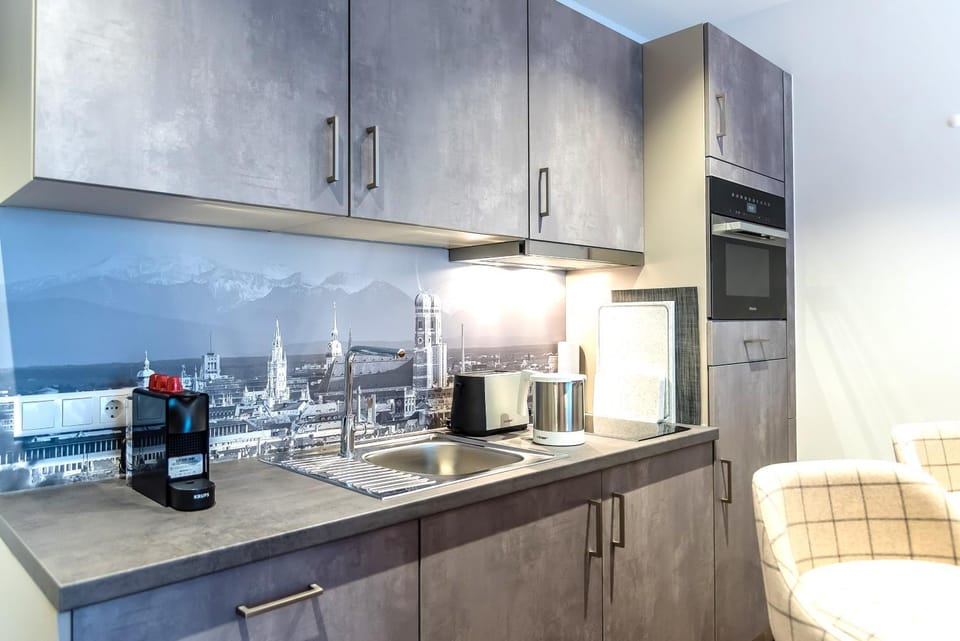 Coffee/tea facilities, Kitchen or kitchenette, dishwasher, oven, stove, toaster