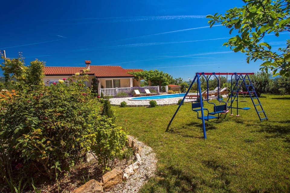 BBQ facilities, Garden, Balcony/Terrace, Seating area, Dining area, Swimming pool, air conditioner