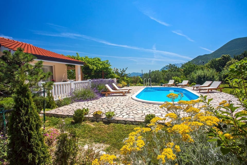 Property building, BBQ facilities, Garden, Balcony/Terrace, Seating area, Dining area, Mountain view