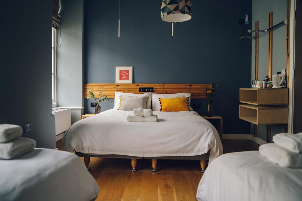 Bed, Bathroom, Photo of the whole room, Bedroom, group of guests, Family, towels