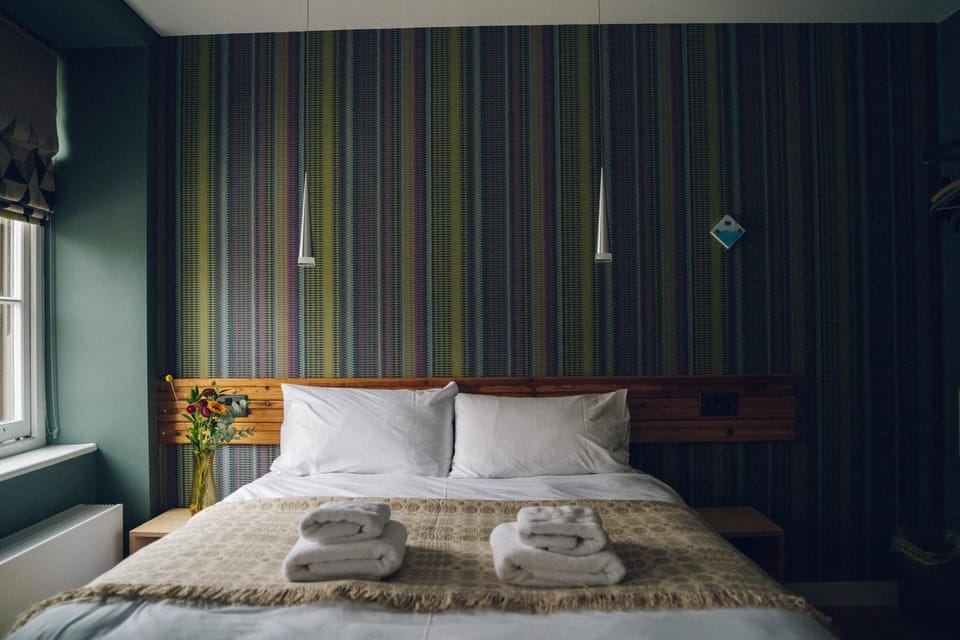 Bed, Bedroom, group of guests, Family, towels