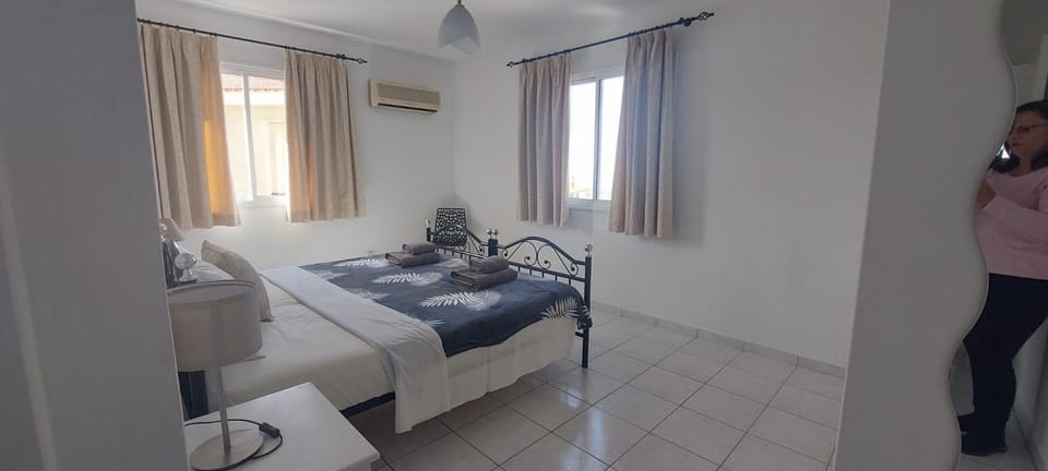 Photo of the whole room, Bedroom, air conditioner