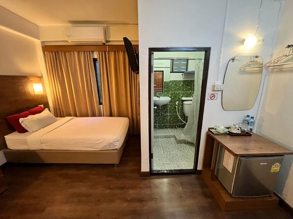 Bed, TV and multimedia, Photo of the whole room, Bedroom, air conditioner