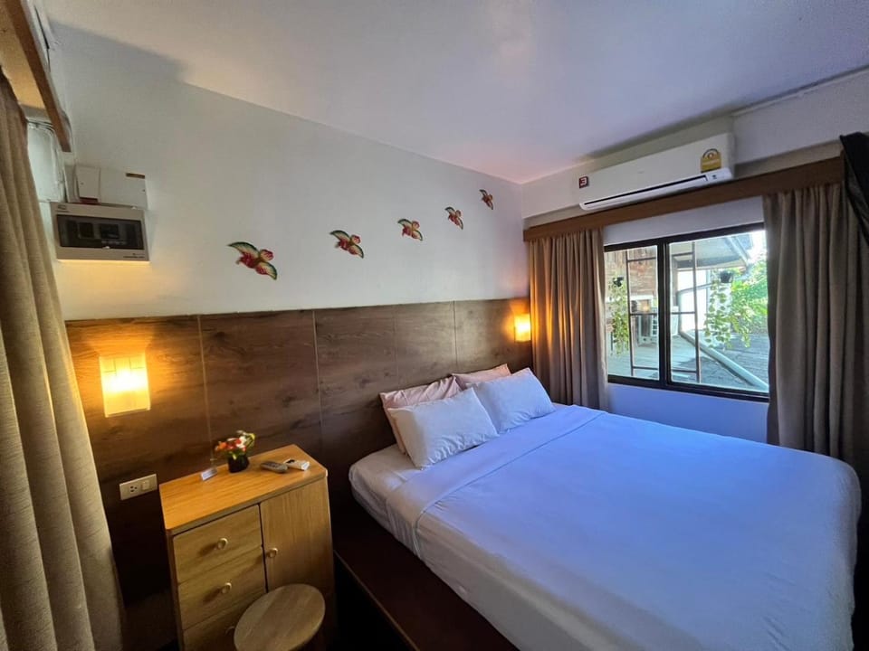 Bed, TV and multimedia, Photo of the whole room, Bedroom, hair dresser, air conditioner
