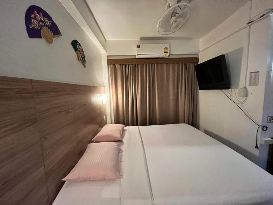 Communal lounge/ TV room, Bed, TV and multimedia, Photo of the whole room, Bedroom, air conditioner