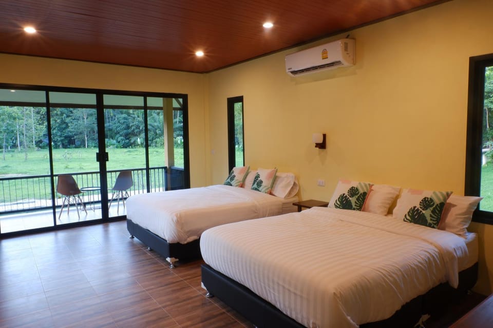 Photo of the whole room, Garden view