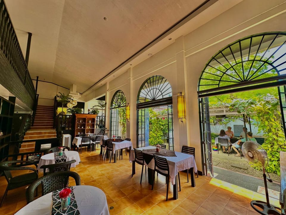 Restaurant/places to eat, People, Bird's eye view, Garden, Coffee/tea facilities, Food and drinks, Banquet/Function facilities, Seating area, Food, Guests, Garden view, Meals