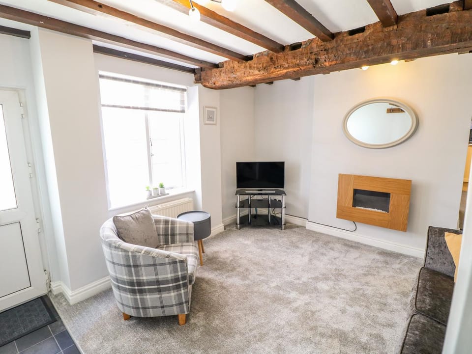 End cottage House in East Staffordshire District