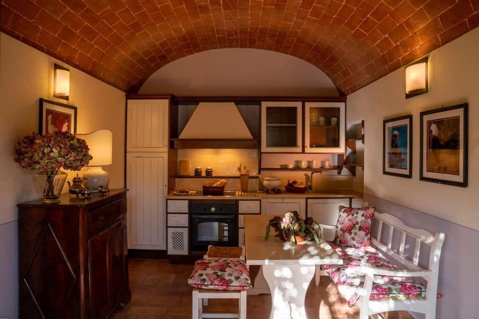 Kitchen or kitchenette, Living room, Food and drinks, Seating area, Dining area, stove