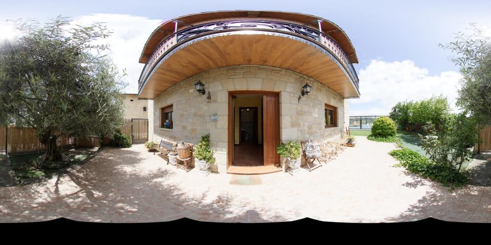 Facade/entrance