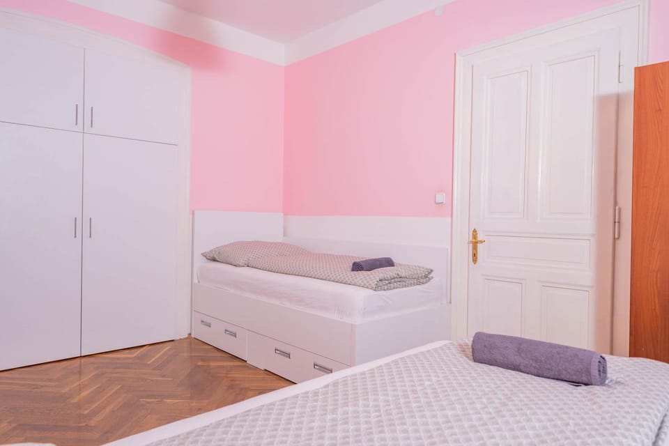 Bed, Bedroom, towels