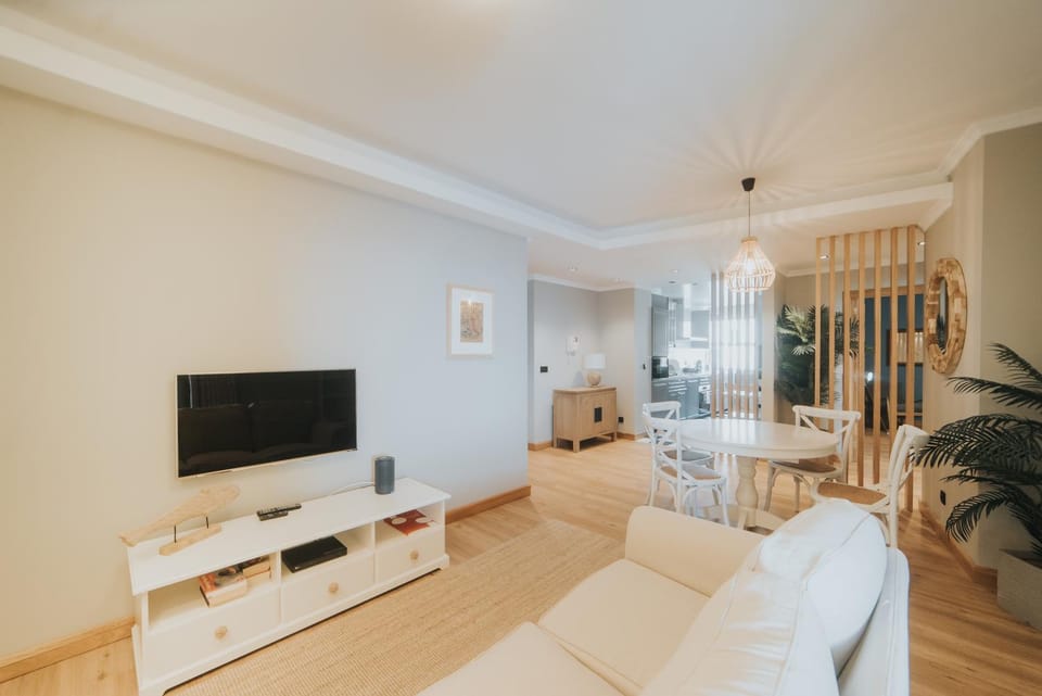 TV and multimedia, Living room, Seating area, Dining area