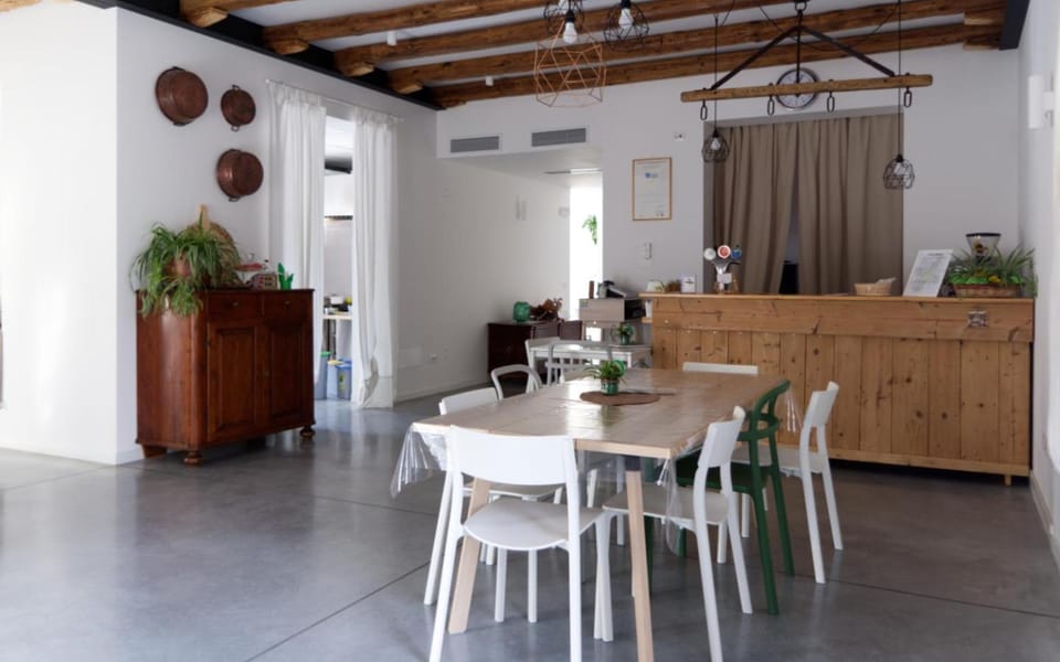 Restaurant/places to eat, Lounge or bar