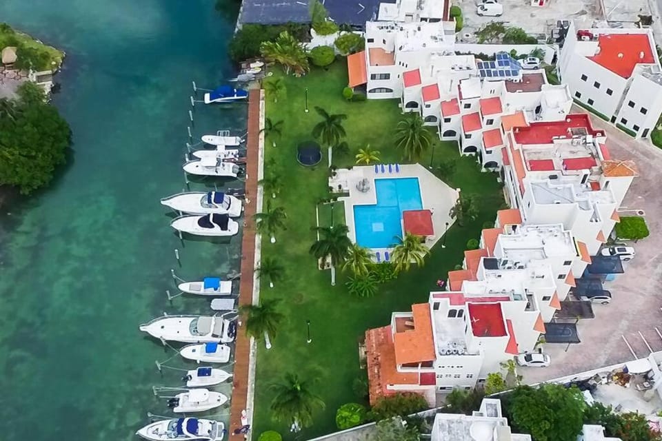 Elegant Lagoon front Villa by CASA PARAISO Villa in Cancun