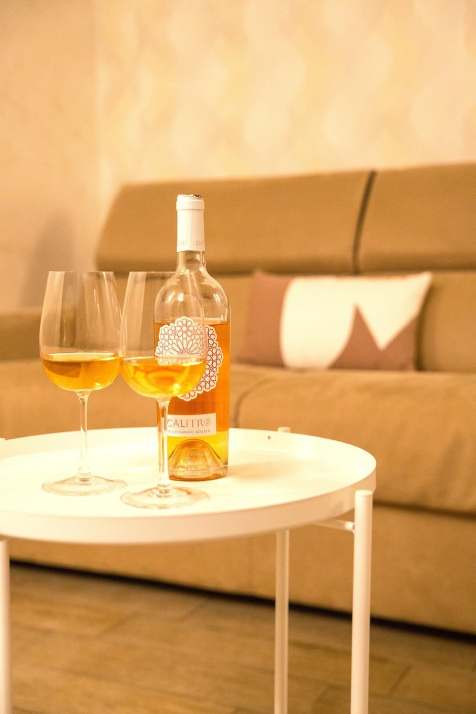 Living room, Decorative detail, Seating area, Area and facilities