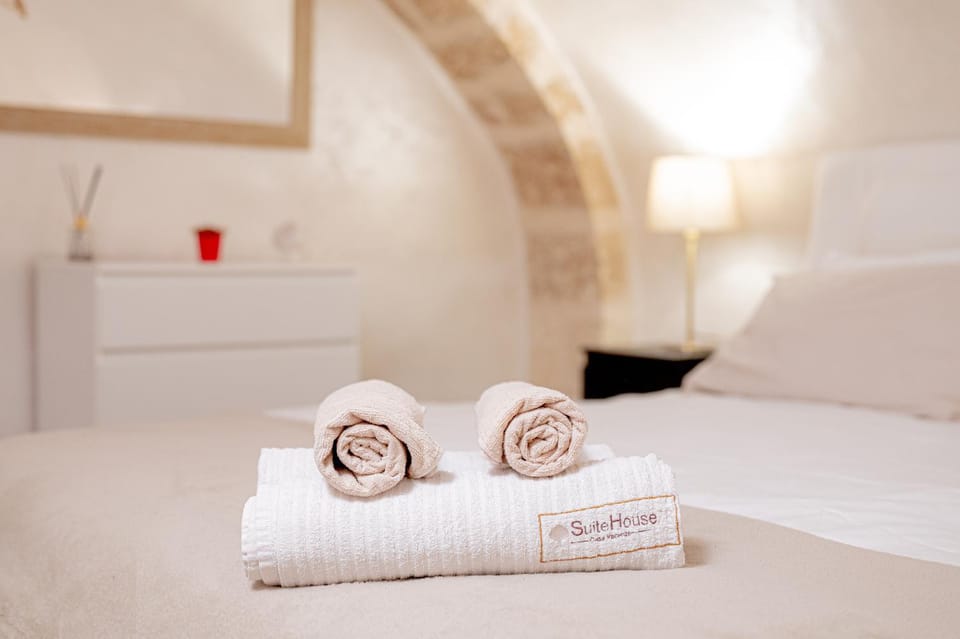 Bedroom, towels, towels