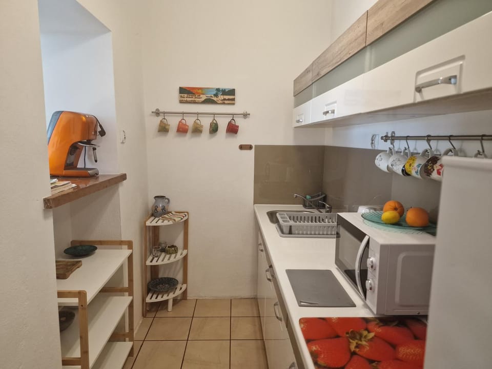 Kitchen or kitchenette, oven, stove