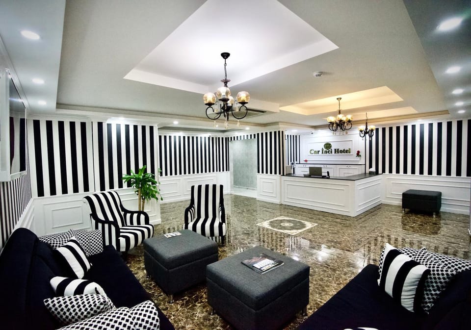 Nightclub / DJ, Living room
