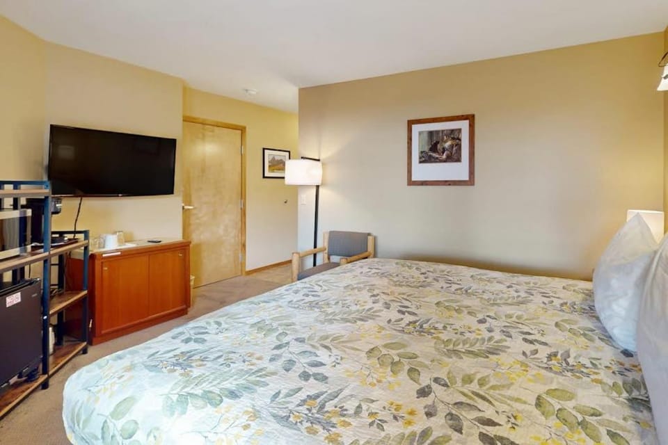 Icicle Village Resort 508: Alpine Aurora Apartment in Leavenworth