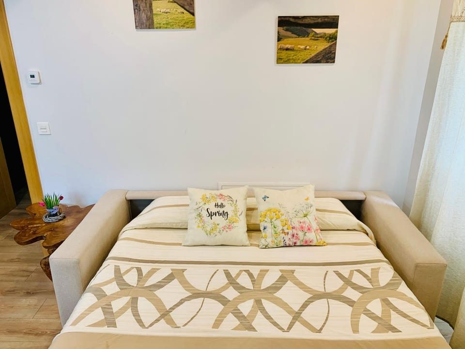 Bed, Living room