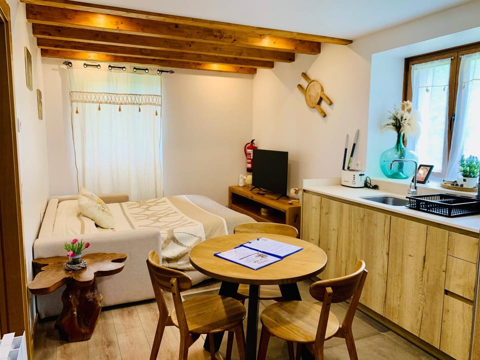 Kitchen or kitchenette, Living room