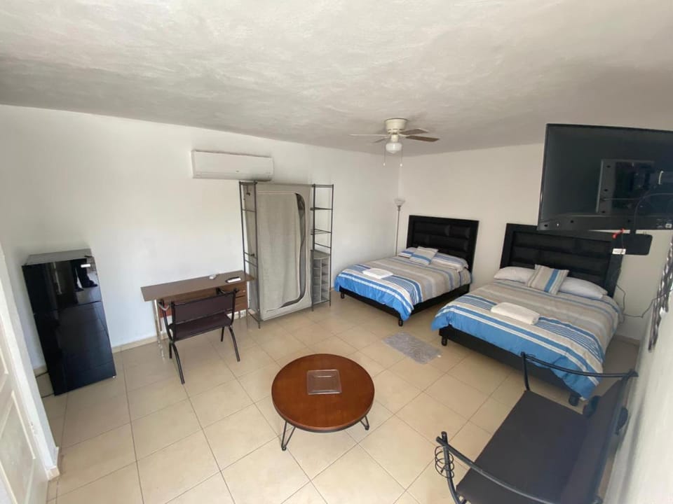 Bed, TV and multimedia, Photo of the whole room, Bedroom, fireplace