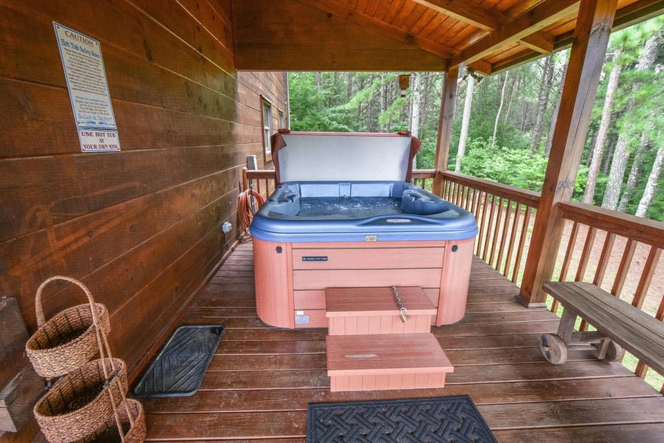 Brew with a View-3br/3ba sleeps 8, hot tub, gamero House in Ducktown