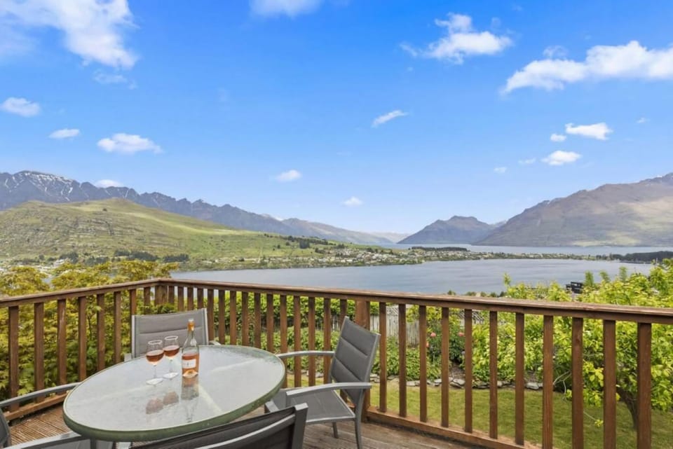 Golden Heights - family friendly with spa pool House in Queenstown