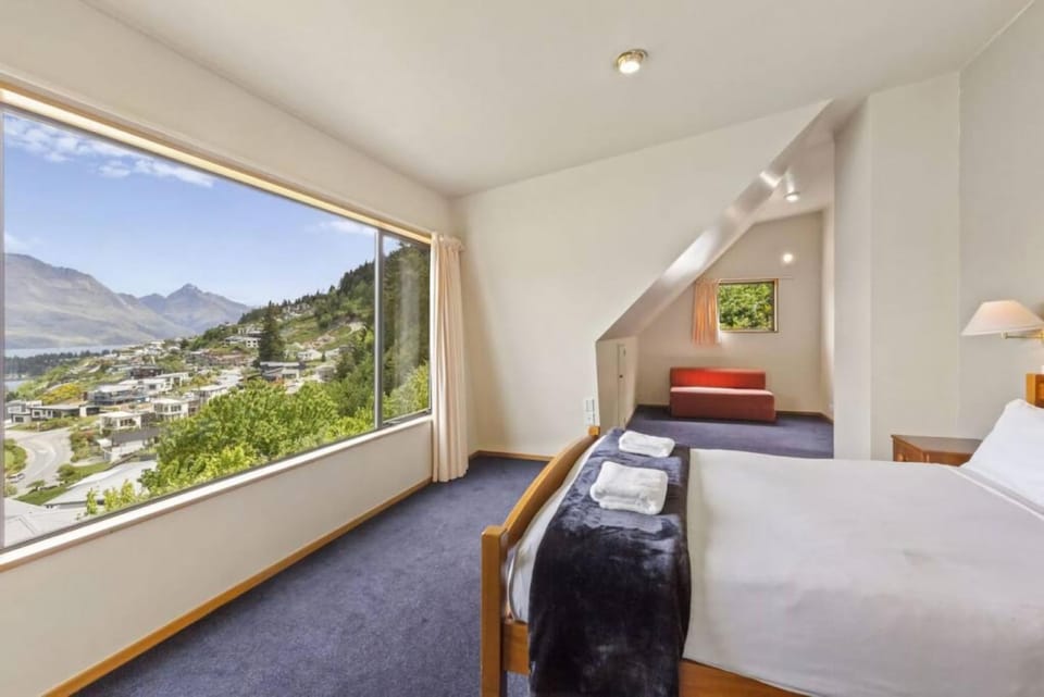 Golden Heights - family friendly with spa pool House in Queenstown