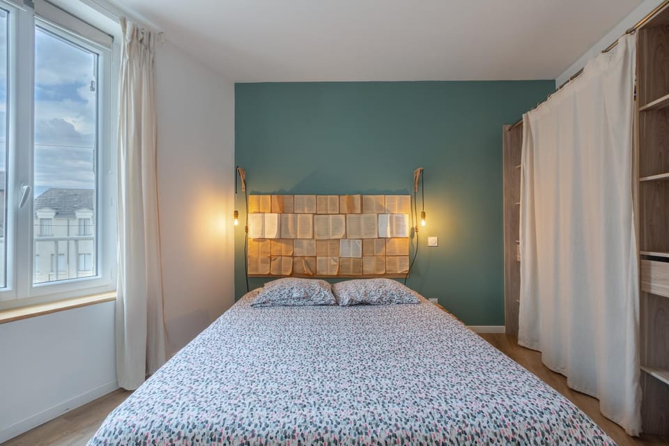 Photo of the whole room, Bedroom