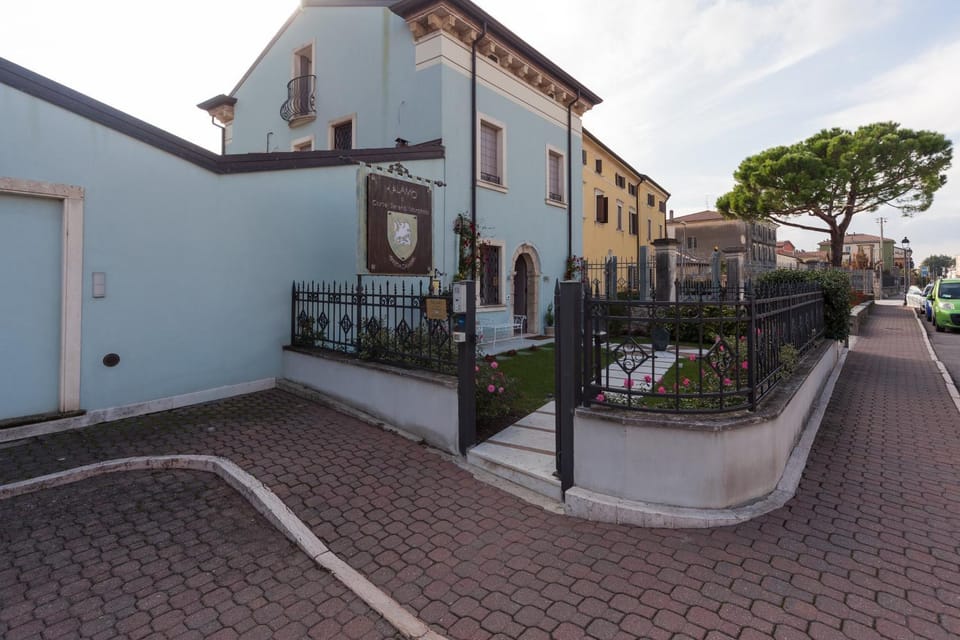 Facade/entrance, Neighbourhood