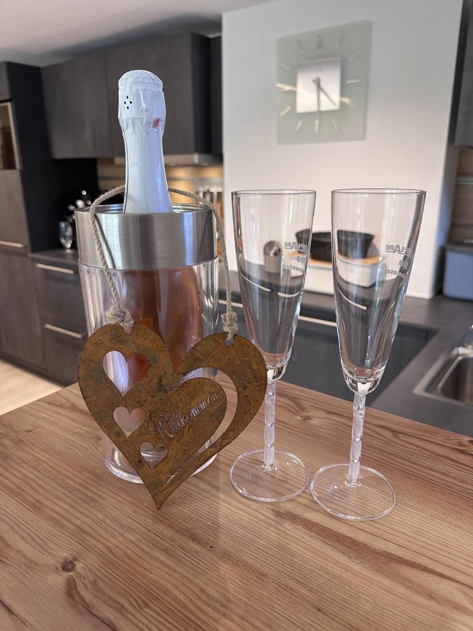 Kitchen or kitchenette, Food and drinks, Dining area, Food, Drinks, Alcoholic drinks