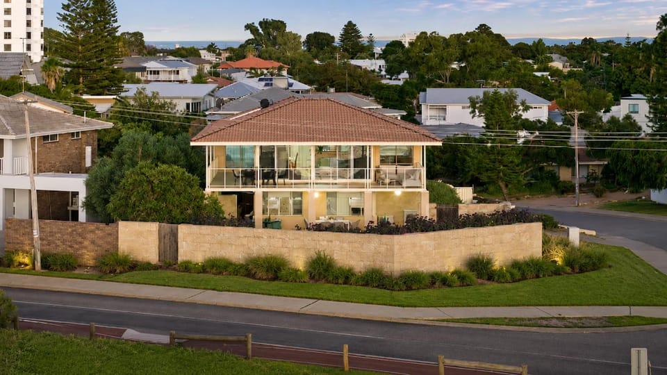 Absolute Beachfront Escape Family Retreat House in Mandurah