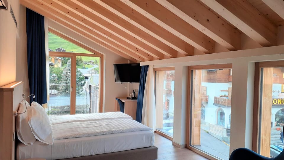 Bed, TV and multimedia, Balcony/Terrace, Mountain view