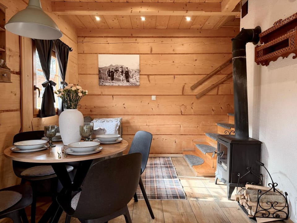 Living room, Seating area, Dining area, fireplace