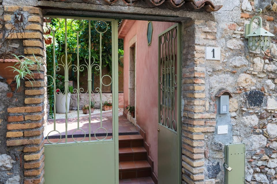 Property building, Facade/entrance, Balcony/Terrace