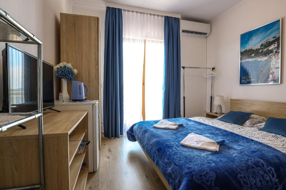 Bed, TV and multimedia, Bedroom