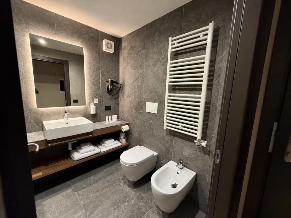 Toilet, Bathroom, bidet, towels