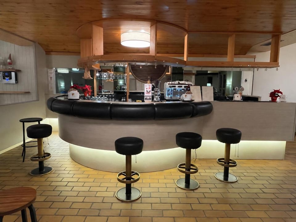 Restaurant/places to eat, Lounge or bar