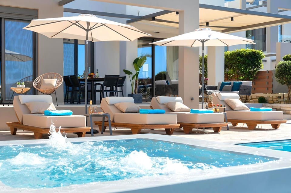 Property building, Patio, Day, Natural landscape, Living room, Seating area, Pool view, Swimming pool, sunbed