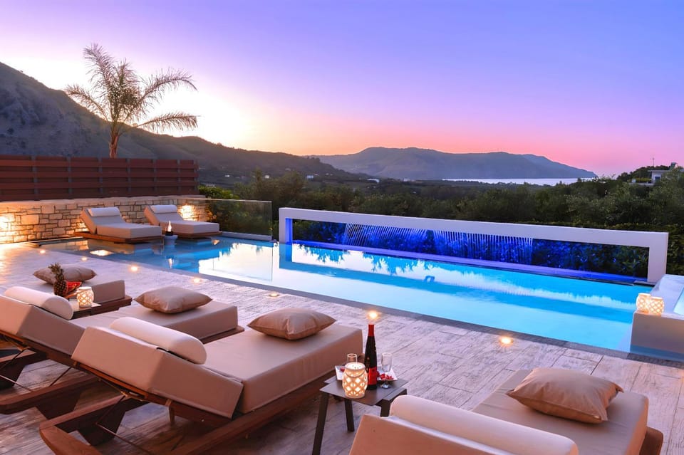 Patio, Nearby landmark, Day, Natural landscape, Hot Tub, Mountain view, Pool view, Swimming pool, Sunrise, Sunset, sunbed